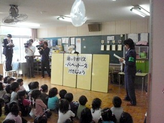 Classroom na gumagamit ng papet na teatro