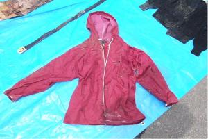 Larawan: Sa pulang windbreaker