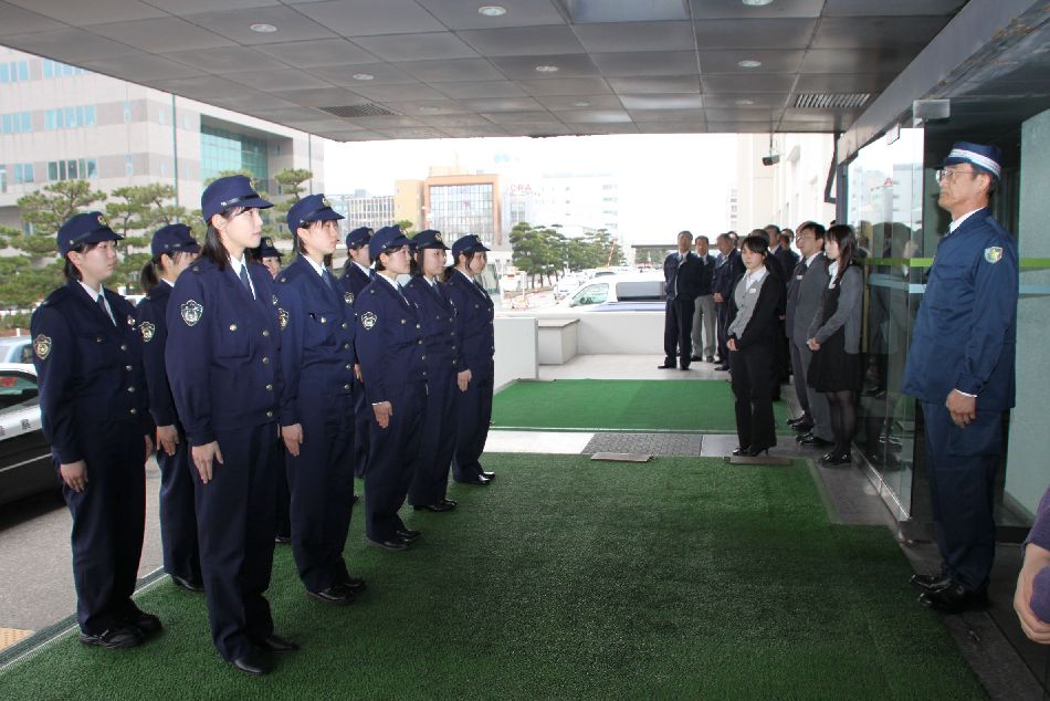 生活安全部長から激励を受ける隊員