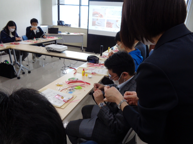 お守り作りの様子