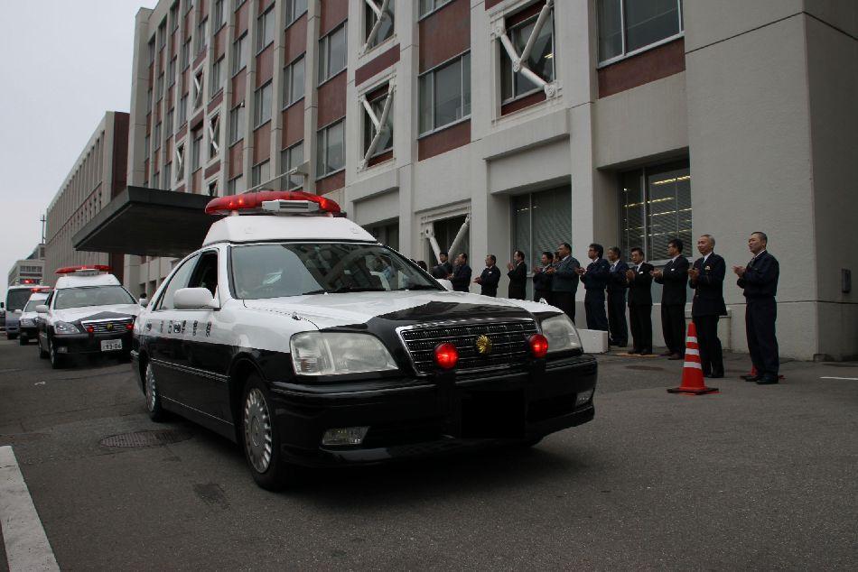 被职员解雇后离开警察总部政府大楼的成员